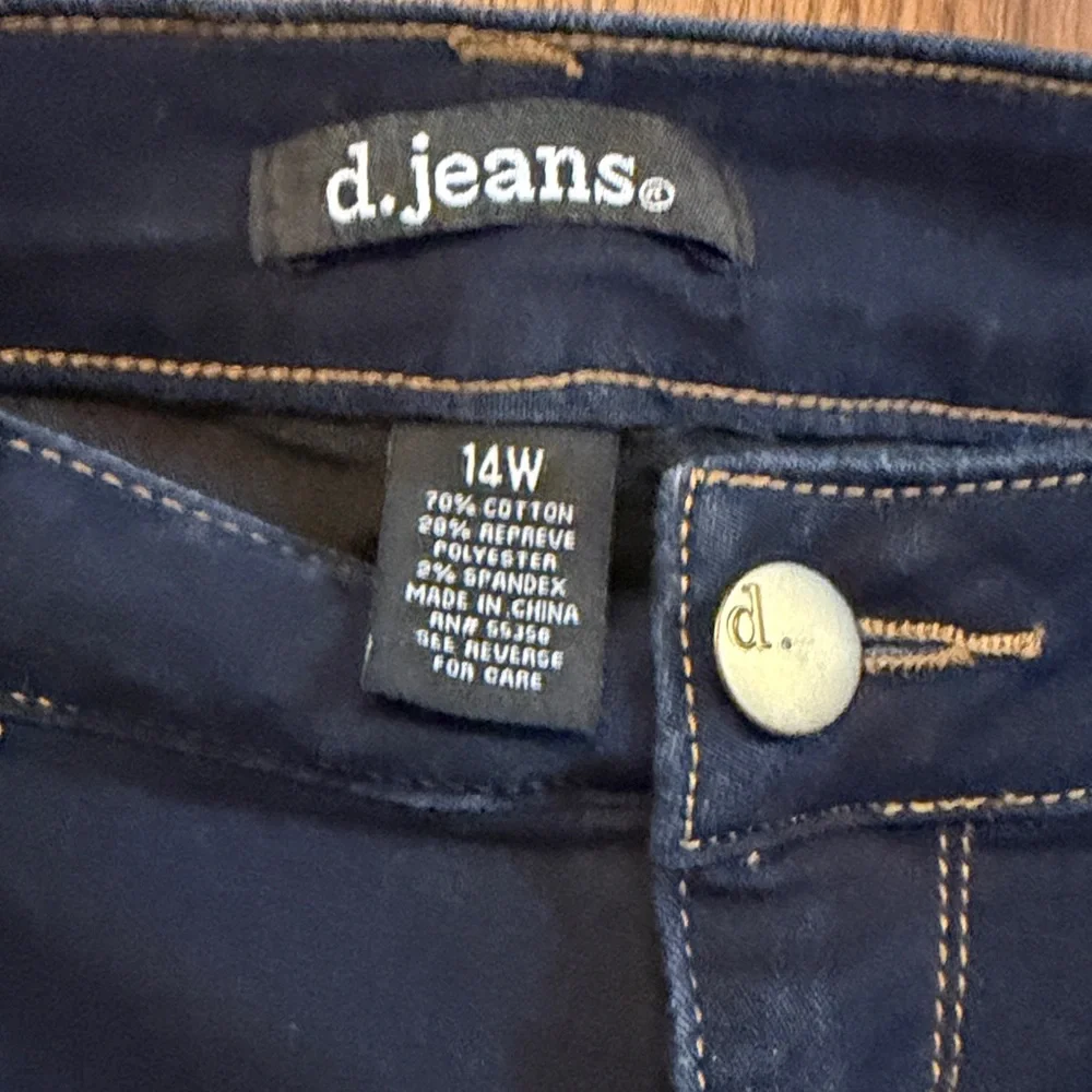 d. jeans Navy Cropped Stretch Capri Pants - Picture 3 of 10